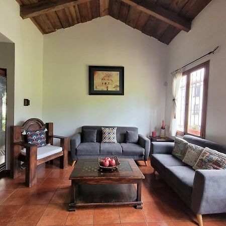 Villa Amplia Casa Antigua Guatemala Con Pergola Y Jardin Exterior foto
