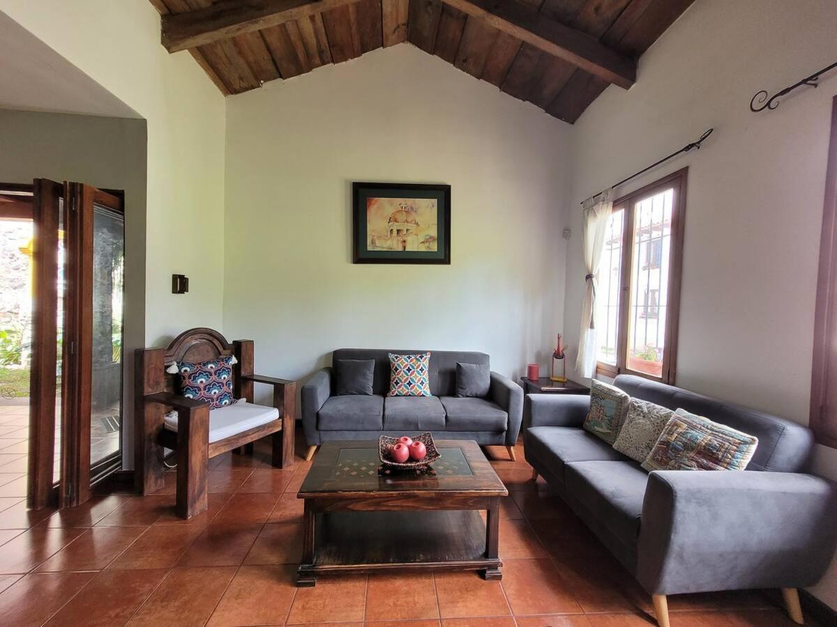 Villa Amplia Casa Antigua Guatemala Con Pergola Y Jardin Exterior foto