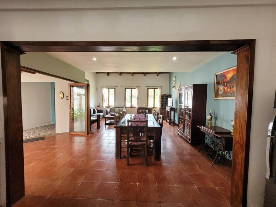 Villa Amplia Casa Antigua Guatemala Con Pergola Y Jardin Exterior foto