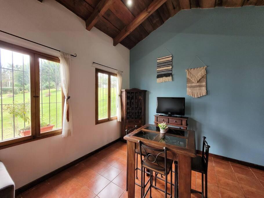 Villa Amplia Casa Antigua Guatemala Con Pergola Y Jardin Exterior foto