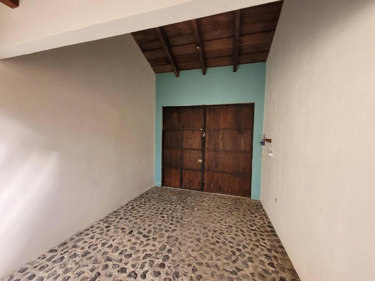 Villa Amplia Casa Antigua Guatemala Con Pergola Y Jardin Exterior foto