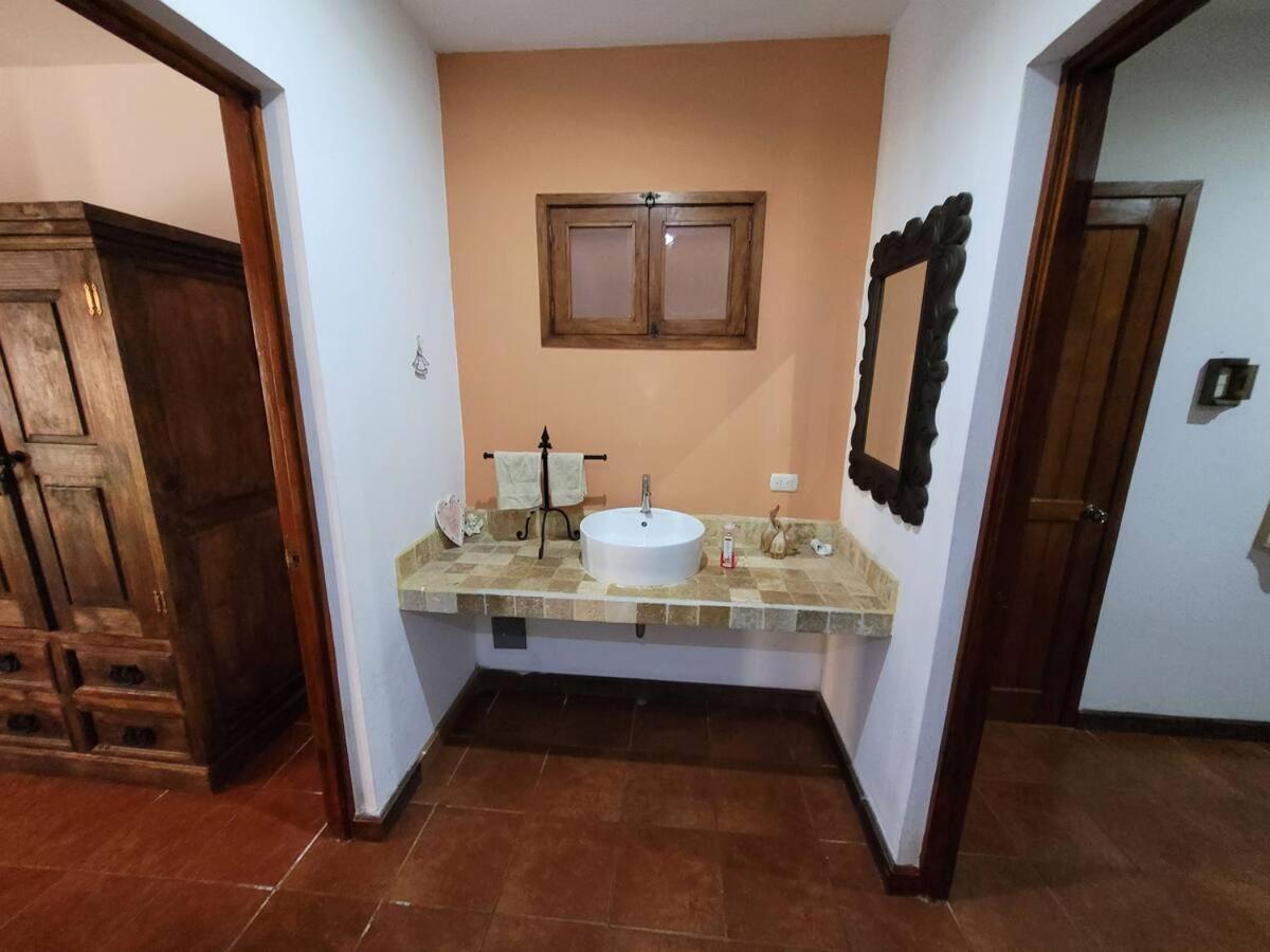 Villa Amplia Casa Antigua Guatemala Con Pergola Y Jardin Exterior foto