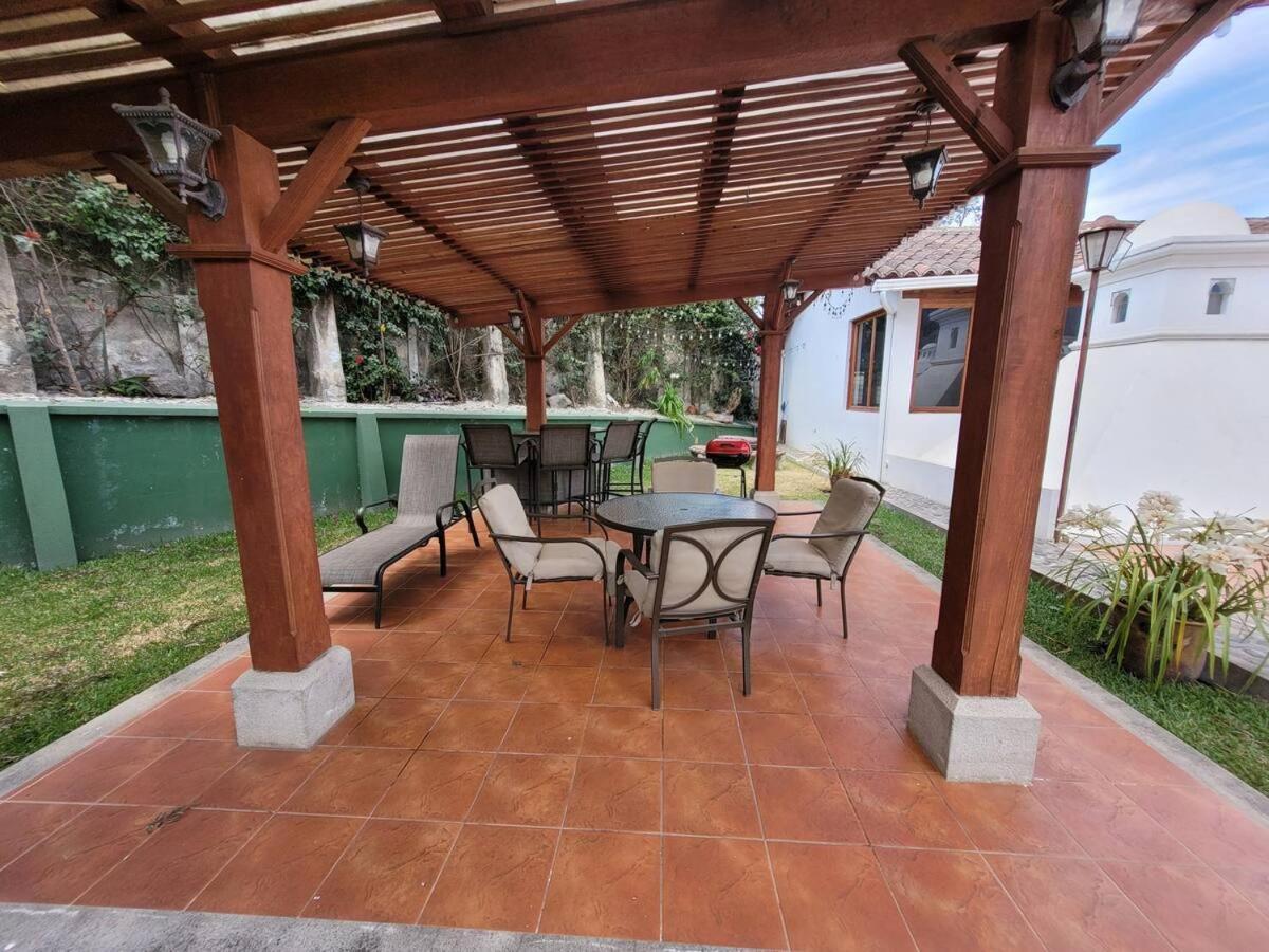 Villa Amplia Casa Antigua Guatemala Con Pergola Y Jardin Exterior foto