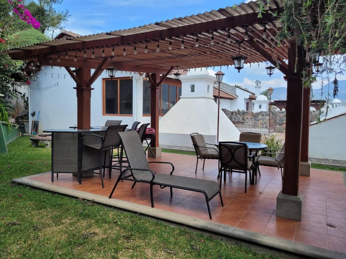 Villa Amplia Casa Antigua Guatemala Con Pergola Y Jardin Exterior foto